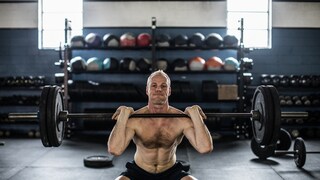 Mann macht Krafttraining