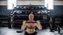 Mann macht Krafttraining