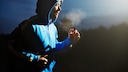 Sport vor dem Schlafen: Mann im Hoodie läuft am Abend