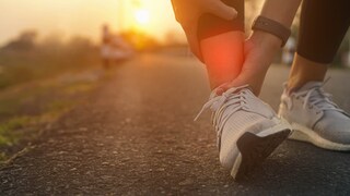 Da das Sprunggelenk fast das Fünffache des Körpergewichts tragen muss, ist es anfällig für unterschiedliche Verletzungen.