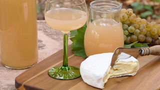 Ein Glas Federweißer mit Käse und Trauben