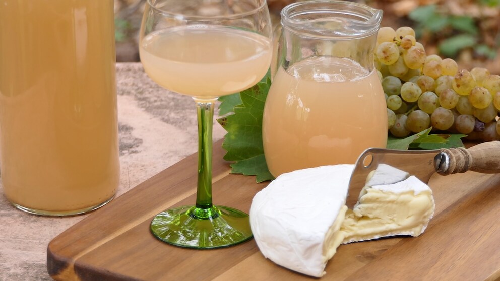 Ein Glas Federweißer mit Käse und Trauben