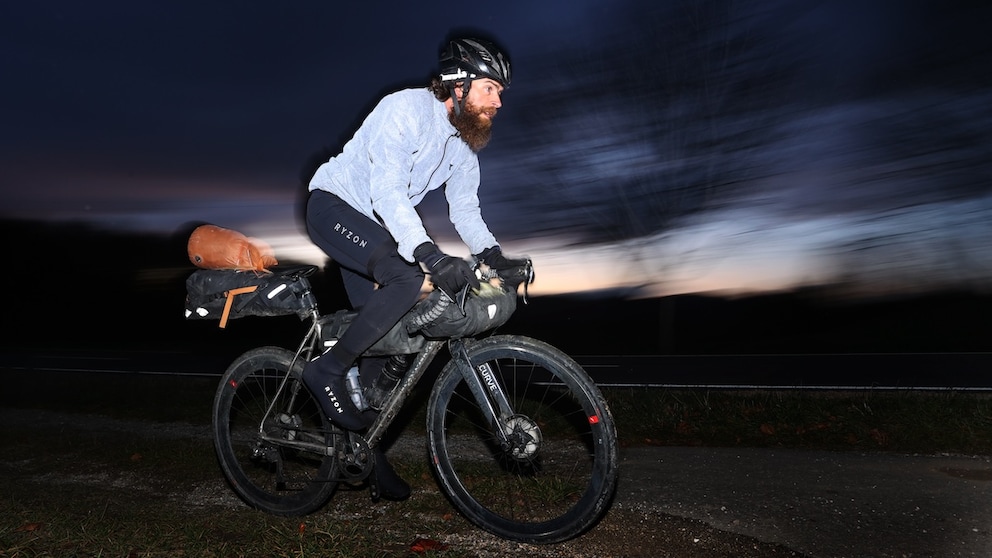 Jonas Deichmann auf dem Fahrrad