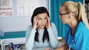 Frau sitzt genervt neben einer Ärztin