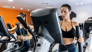 Frau auf einem Crosstrainer