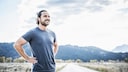Mann steht lachend da mit vielleicht gutem Immunsystem