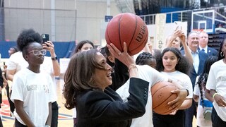 Kamala Harris wirft Basketball. Täglicher Sport gehört zur Fitness-Routine der US-Politikerin