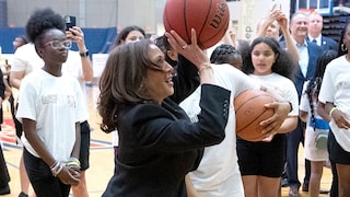 Kamala Harris wirft Basketball. Täglicher Sport gehört zur Fitness-Routine der US-Politikerin