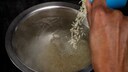 Indem man Reis im Wasser einweicht, kann man Ricezempic herstellen
