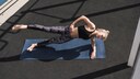 Frau macht einen Side Plank