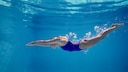 Wer schwimmt oder schnorchelt ist unter Wasser nicht vor einem Sonnenbrand gefeit. Die UV-Strahlung dringt bis zu einen Meter tief ein