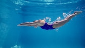 Wer schwimmt oder schnorchelt ist unter Wasser nicht vor einem Sonnenbrand gefeit. Die UV-Strahlung dringt bis zu einen Meter tief ein