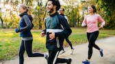 Wenn man in Zone 2 trainiert, ist es noch möglich sich mit einem Partner während des Laufens zu unterhalten.