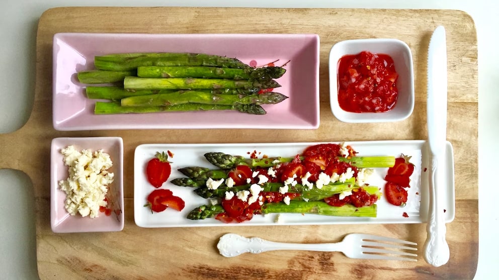 Sieht lecker aus – ist es auch! – und hilft zudem, Wasser aus dem Körper zu schwemmen. FITBOOK verrät das Rezept und weitere entwässernde Lebensmittel.