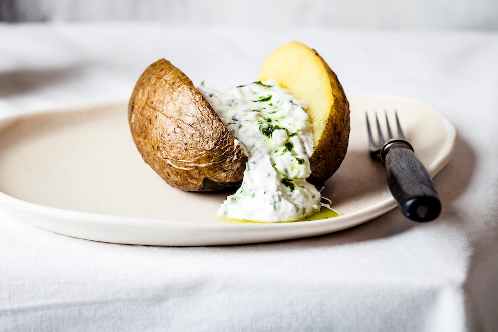 Mit Ernährung Muskeln aufbauen: Pellkartoffeln mit Avocado-Radieschen-Quark (Symbolbild)