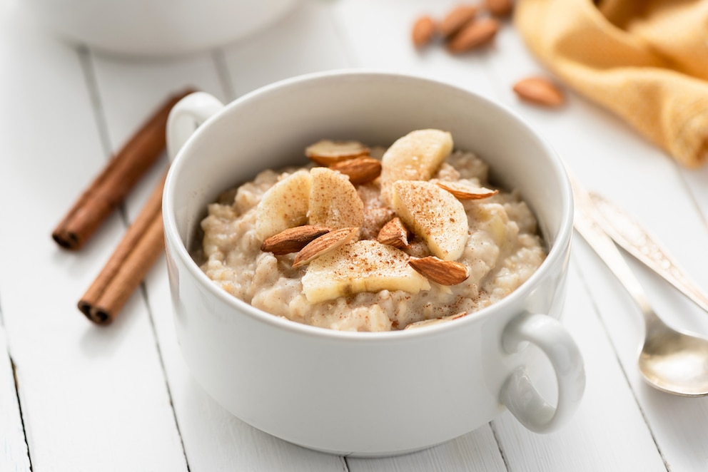 Mit Ernährung Muskeln aufbauen: Eiweiß-Porridge „Zimt-Apfel” (Symbolbild)