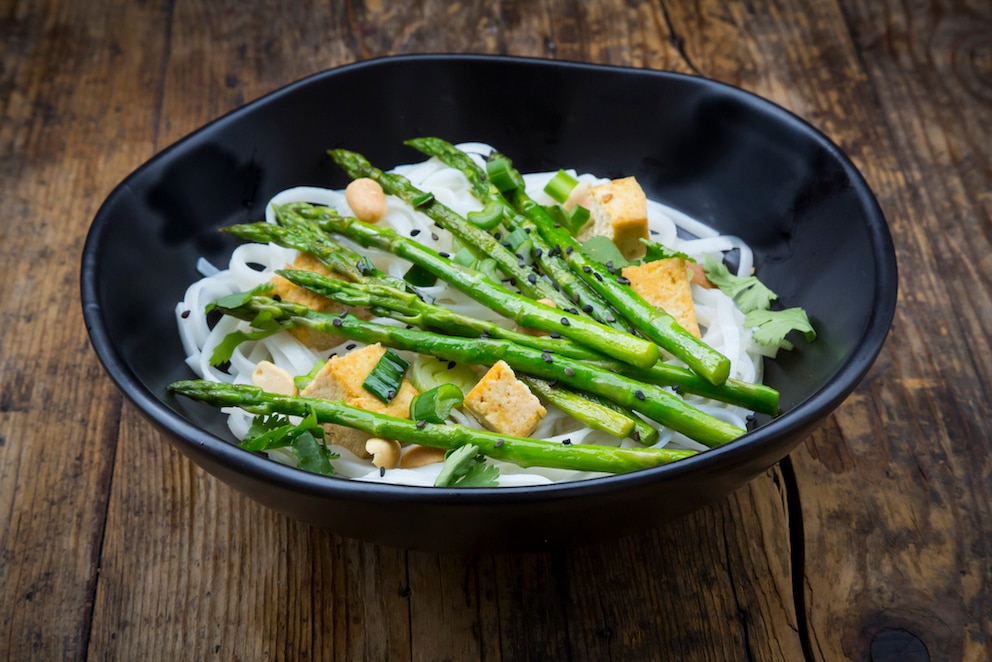 Grüner Wok-Spargel mit paniertem Feta (Symbolbild)