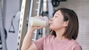 Frau trinkt einen Proteinshake