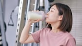 Frau trinkt einen Proteinshake