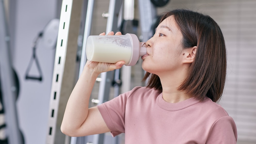 Frau trinkt einen Proteinshake