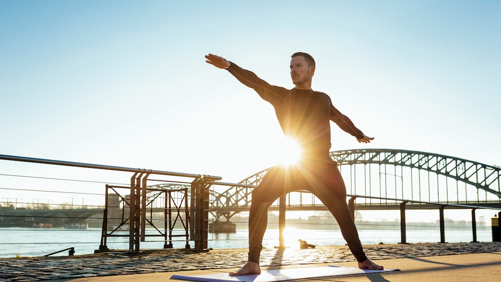 Auch mit Yogaübungen verbrennt man Kalorien