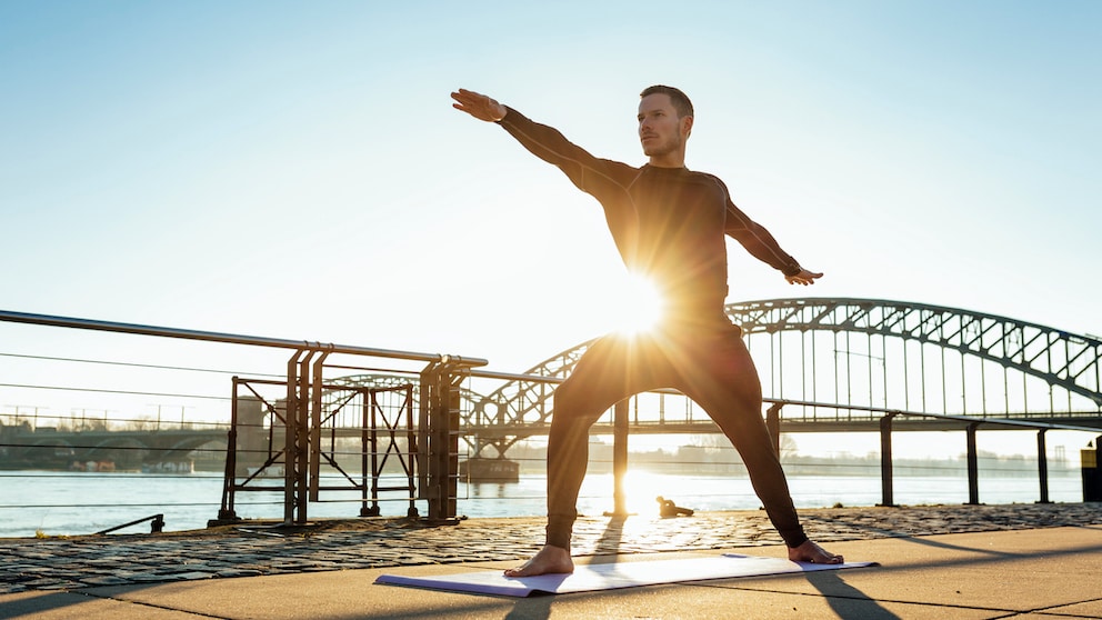 Auch mit Yogaübungen verbrennt man Kalorien