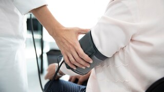 Korrigierte Armhaltung beim Blutdruckmessen
