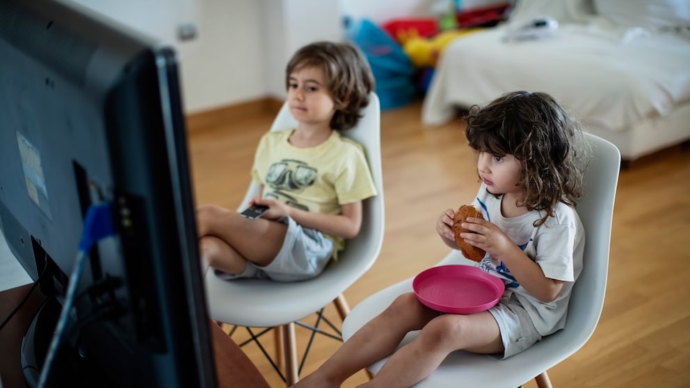 Kinder essen vor dem Fernseher