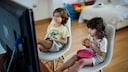 Kinder essen vor dem Fernseher