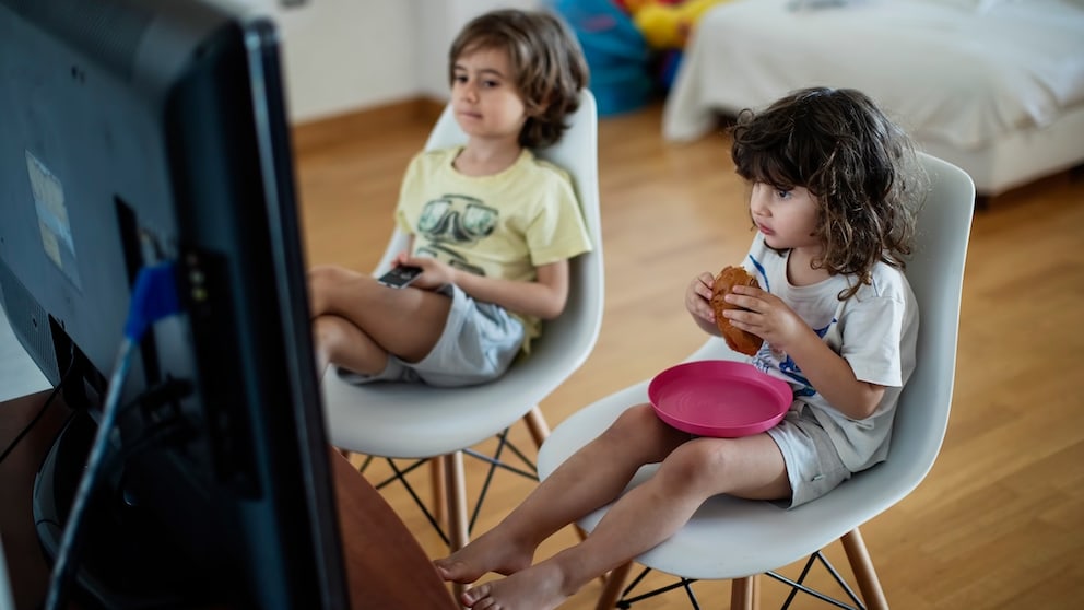 Kinder essen vor dem Fernseher