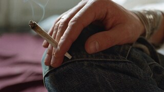 Jemand hat Cannabis-Joint in der Hand