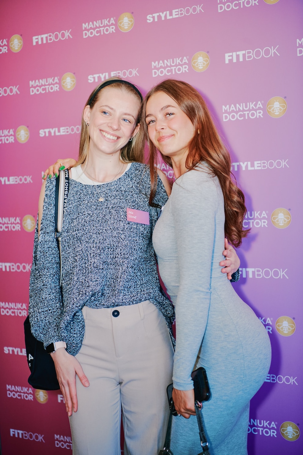 Fitness-Influencerin Cheyenne Stein (r.) und Begleitung Julia Schmidt