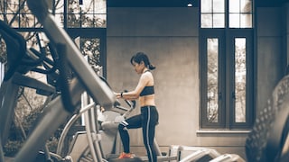 Frau auf einem Crosstrainer