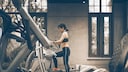 Frau auf einem Crosstrainer