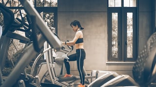 Frau auf einem Crosstrainer