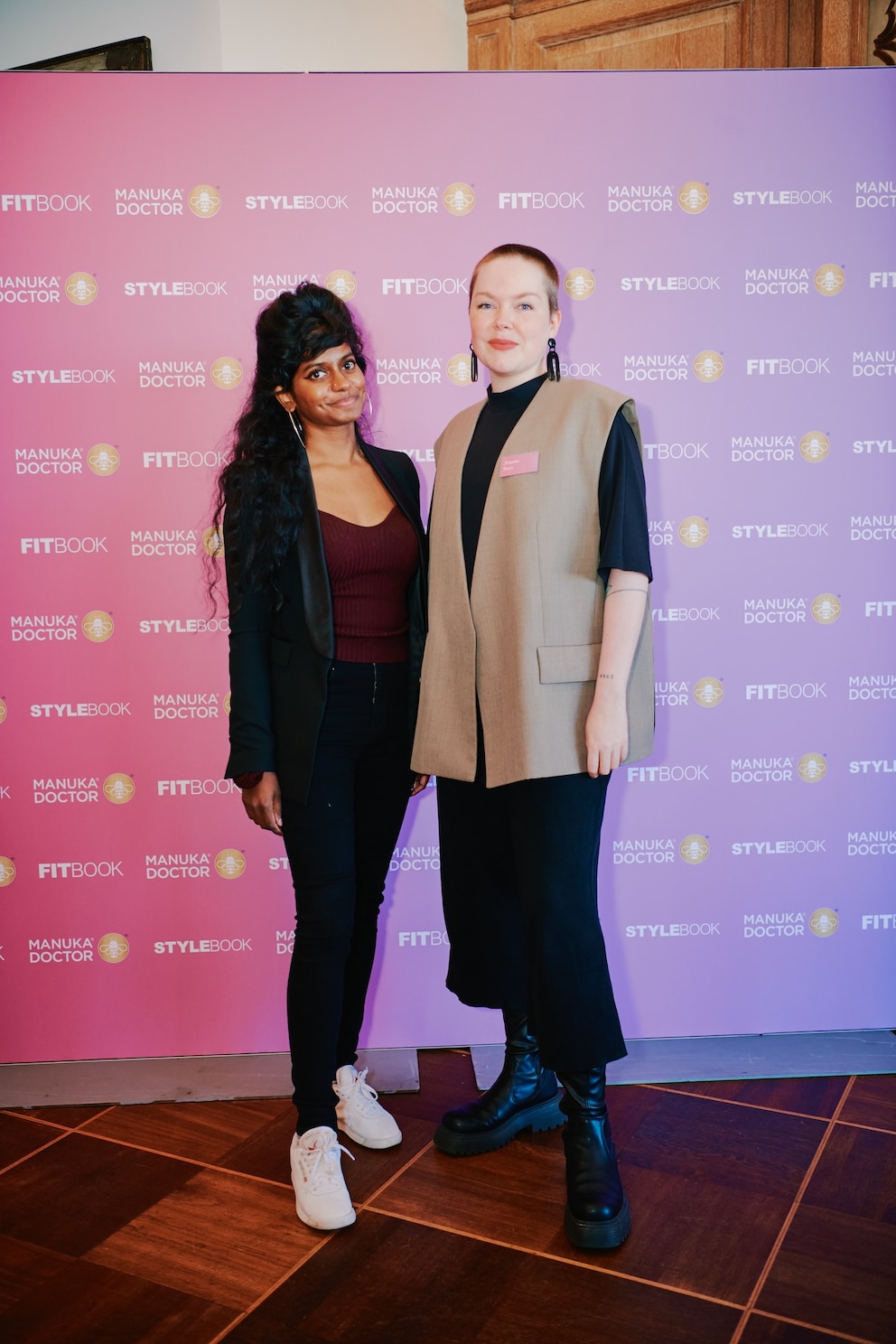 Dermatologin und Influencerin Dr. Shia (l.) und Begleitung Josephine Drews