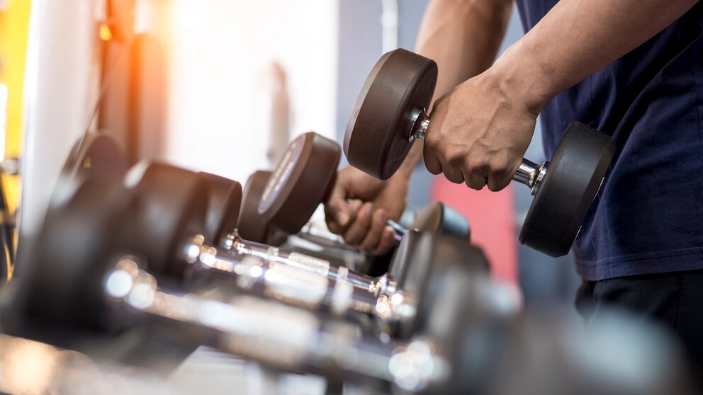 Im Fitnessstudio wird gern zu Hanteln gegriffen