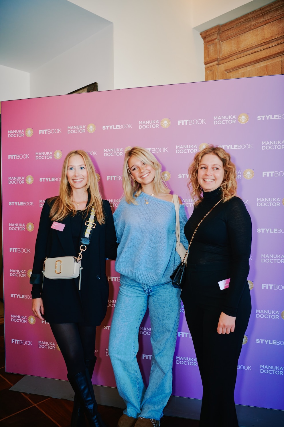 Influencerin Lara Spengler (m.) mit Natalie Koch (l.) und Christiane Schreitmüller