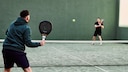 Zwei Männer spielen Padel-Tennis