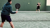 Zwei Männer spielen Padel-Tennis