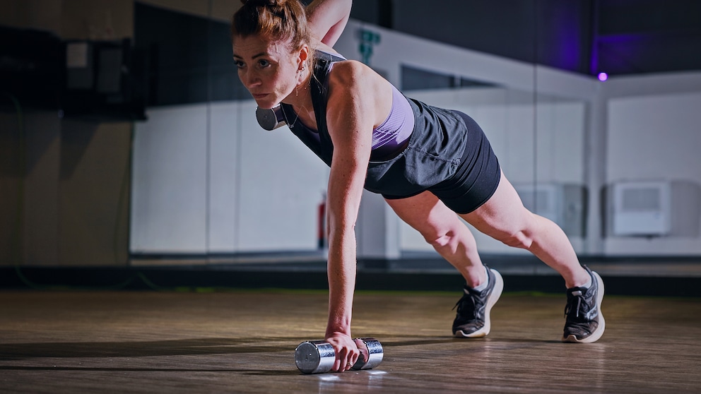 Frau macht Plank Rows