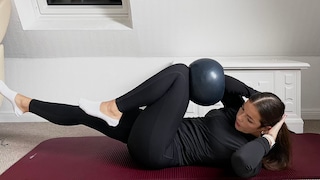 FITBOOK-Fitnessexpertin zeigt effektive Bauchübungen mit dem Pilates-Ball