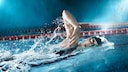 Frau schwimmt
