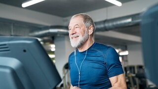 Ein Mann trainiert auf dem Laufband
