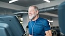 Ein Mann trainiert auf dem Laufband