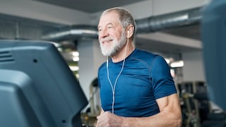 Ein Mann trainiert auf dem Laufband