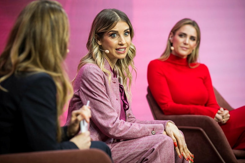 Die Moderatorinnen Cathy Hummels und Anna Kraft