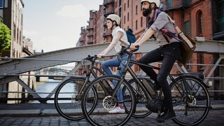 Zwei Personen fahren auf dem E-Bike