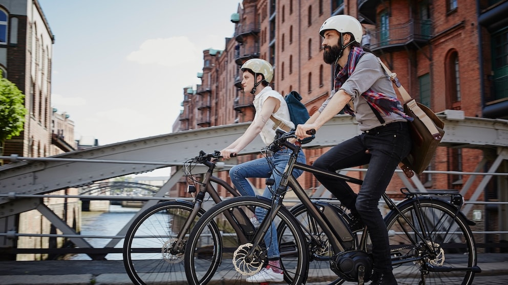 Zwei Personen fahren auf dem E-Bike