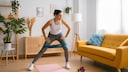Eine Frau macht ein Workout zu Hause